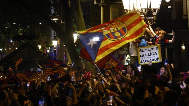 Aficionados del Barça celebran la victoria de la Liga en Canaletes