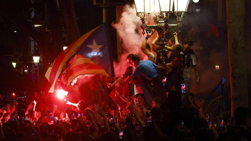 Aficionados del Barça celebran la victoria de la Liga en Canaletes