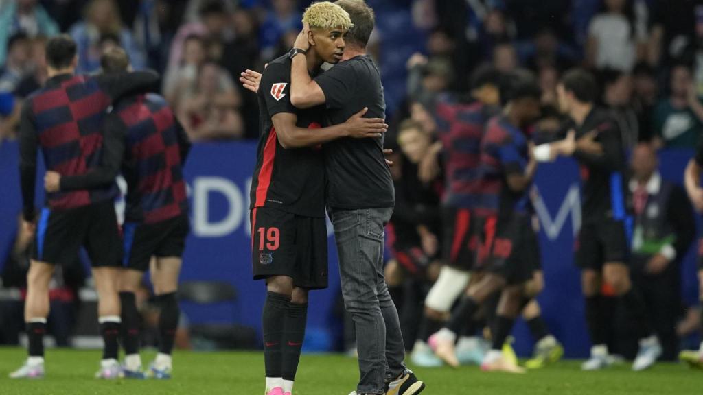 Lamine Yamal y Hansi Flick en el partido contra el RCD Espanyol