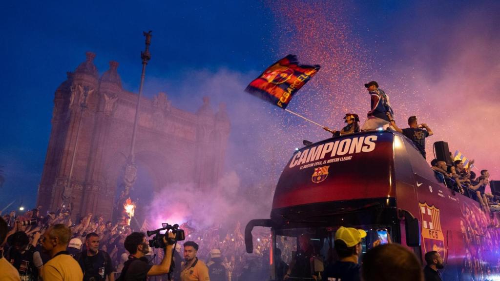 Llegada del Barça al Arc de Triomf durante la rúa de 2025