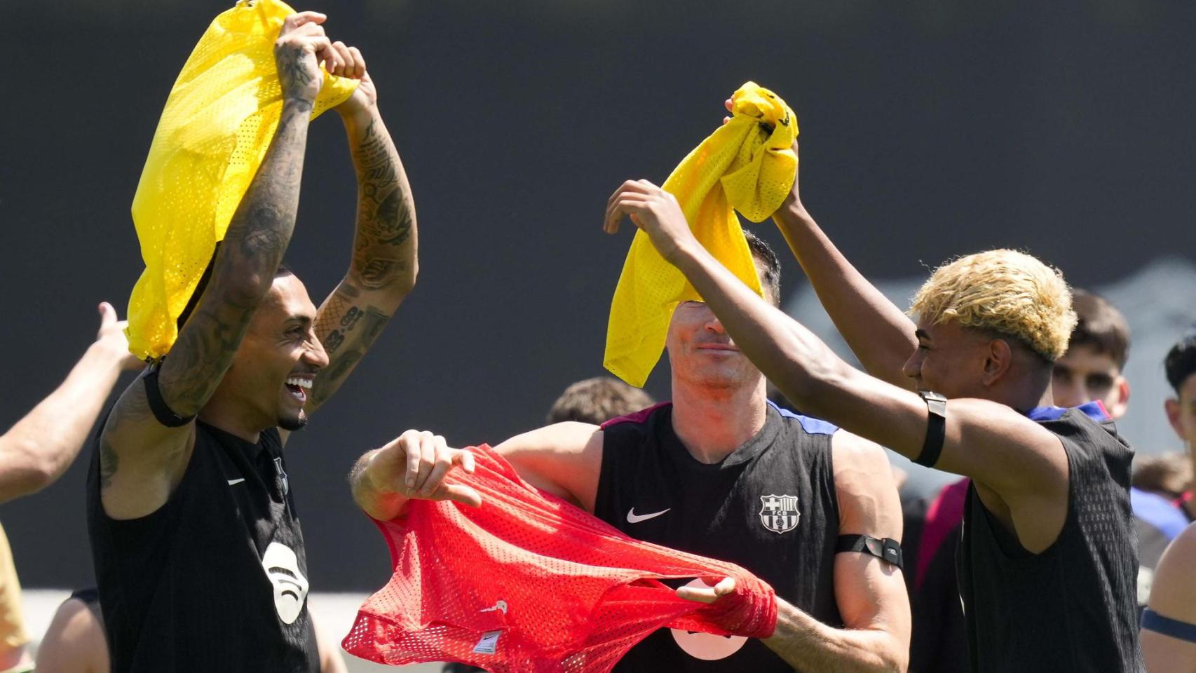 Raphinha y Lamine Yamal ríen en un entrenamiento del Barça