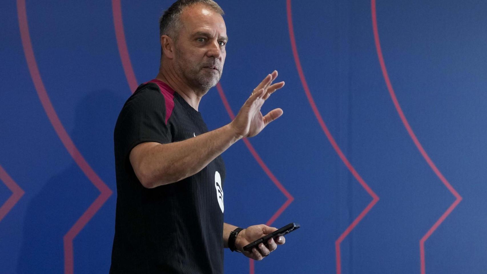 Hansi Flick saluda a los periodistas antes del Barça-Villarreal