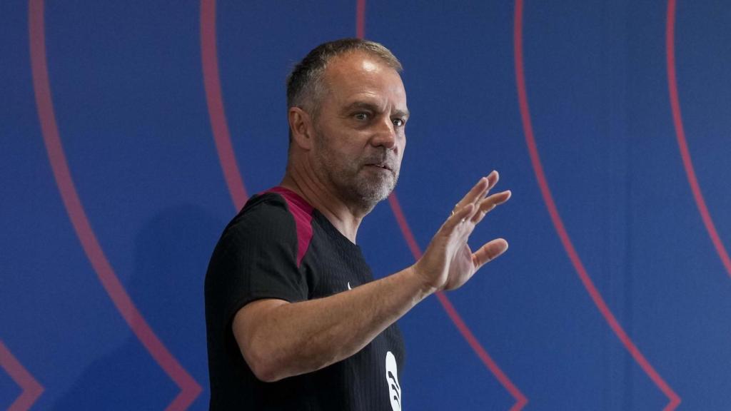 Hansi Flick saluda a los periodistas antes del Barça-Villarreal