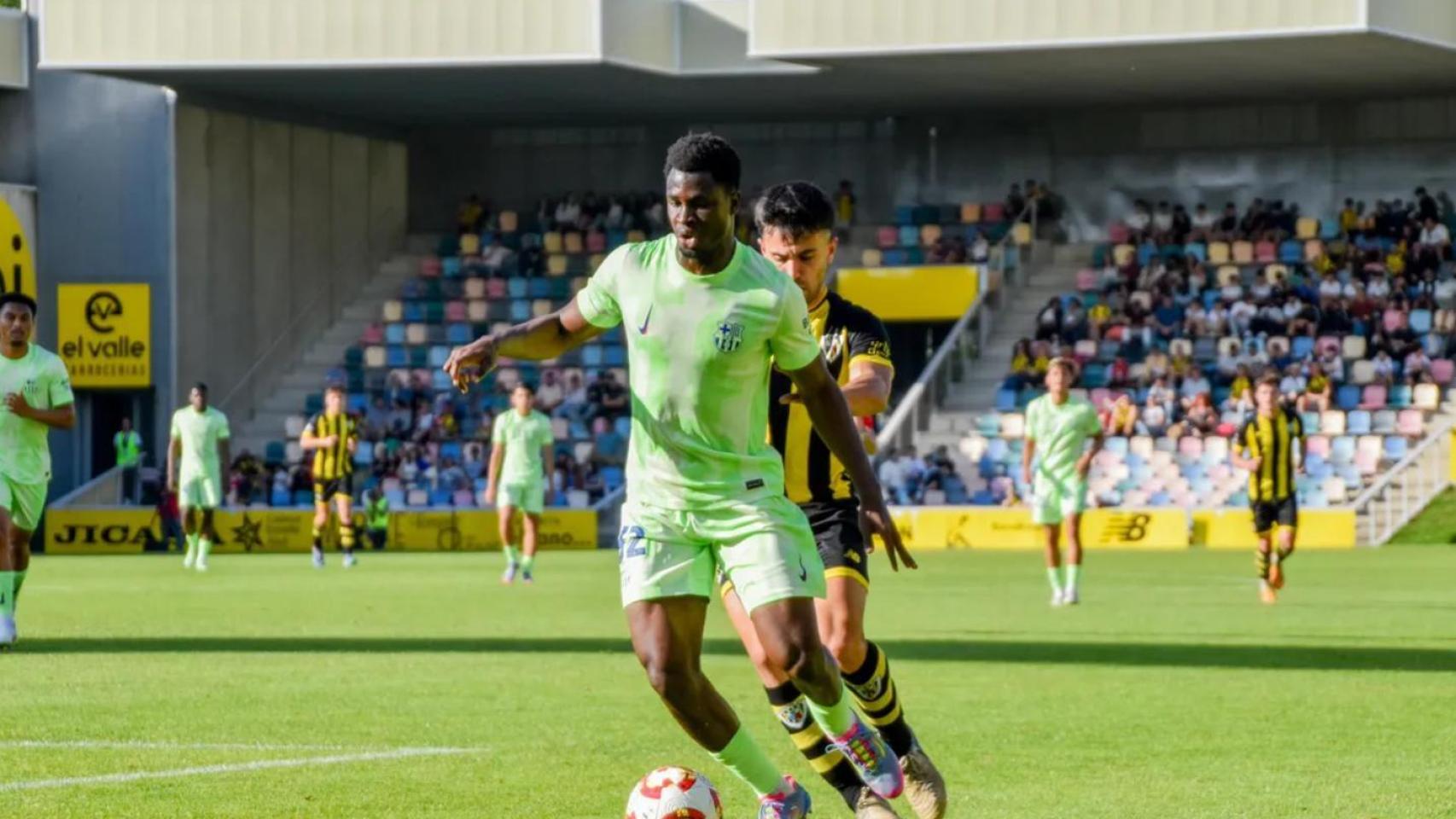 Landry Farré protege el balón ante la presión de un jugador del Barakaldo