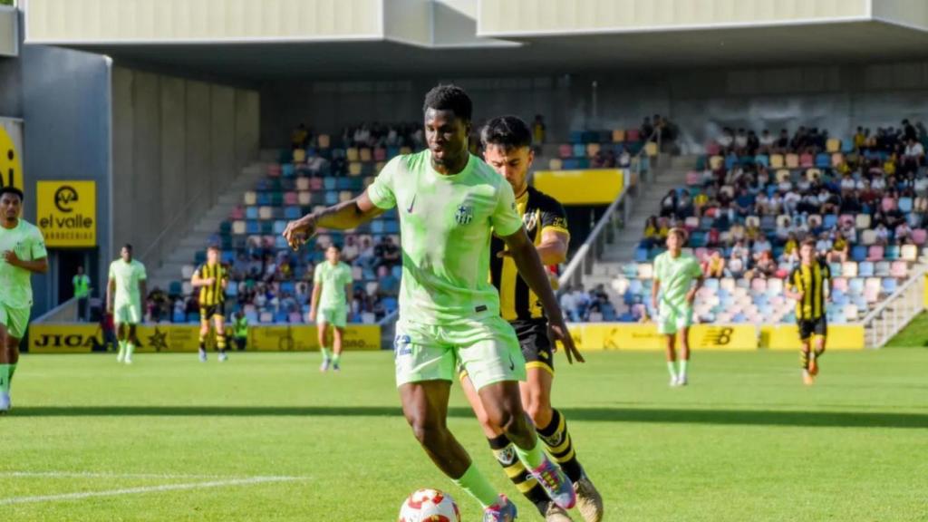 Landry Farré protege el balón ante la presión de un jugador del Barakaldo