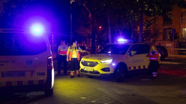 Vehículos de los servicios sanitarios tras el atropello en Cornellà