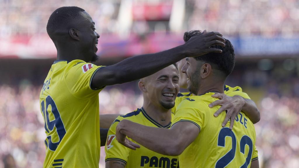 Los jugadores del Villarreal celebran el gol de Ayoze Pérez contra el Barça