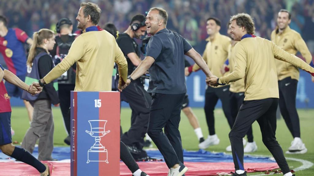 Hansi Flick celebra la Liga en Montjuïc, con la tradicional sardana