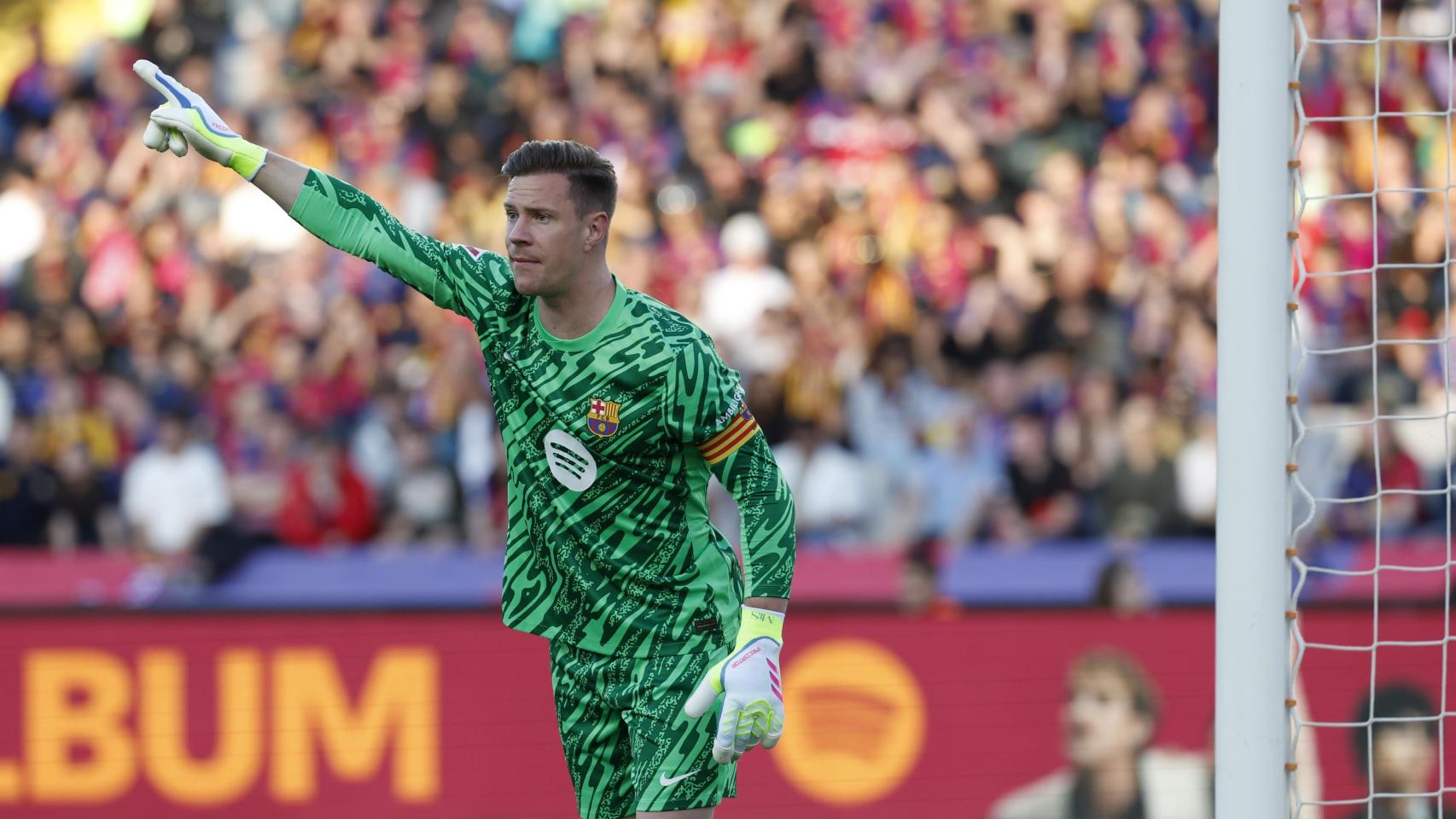 Ter Stegen, durante el partido del Barça ante el Villarreal, con el brazalete de capitán
