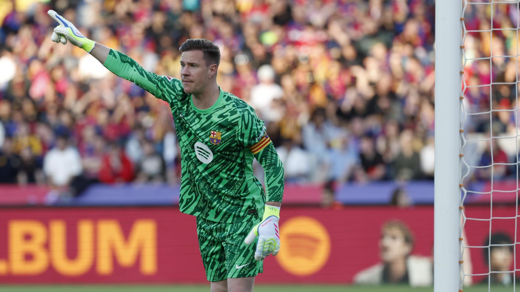 Ter Stegen, durante el partido del Barça ante el Villarreal, con el brazalete de capitán