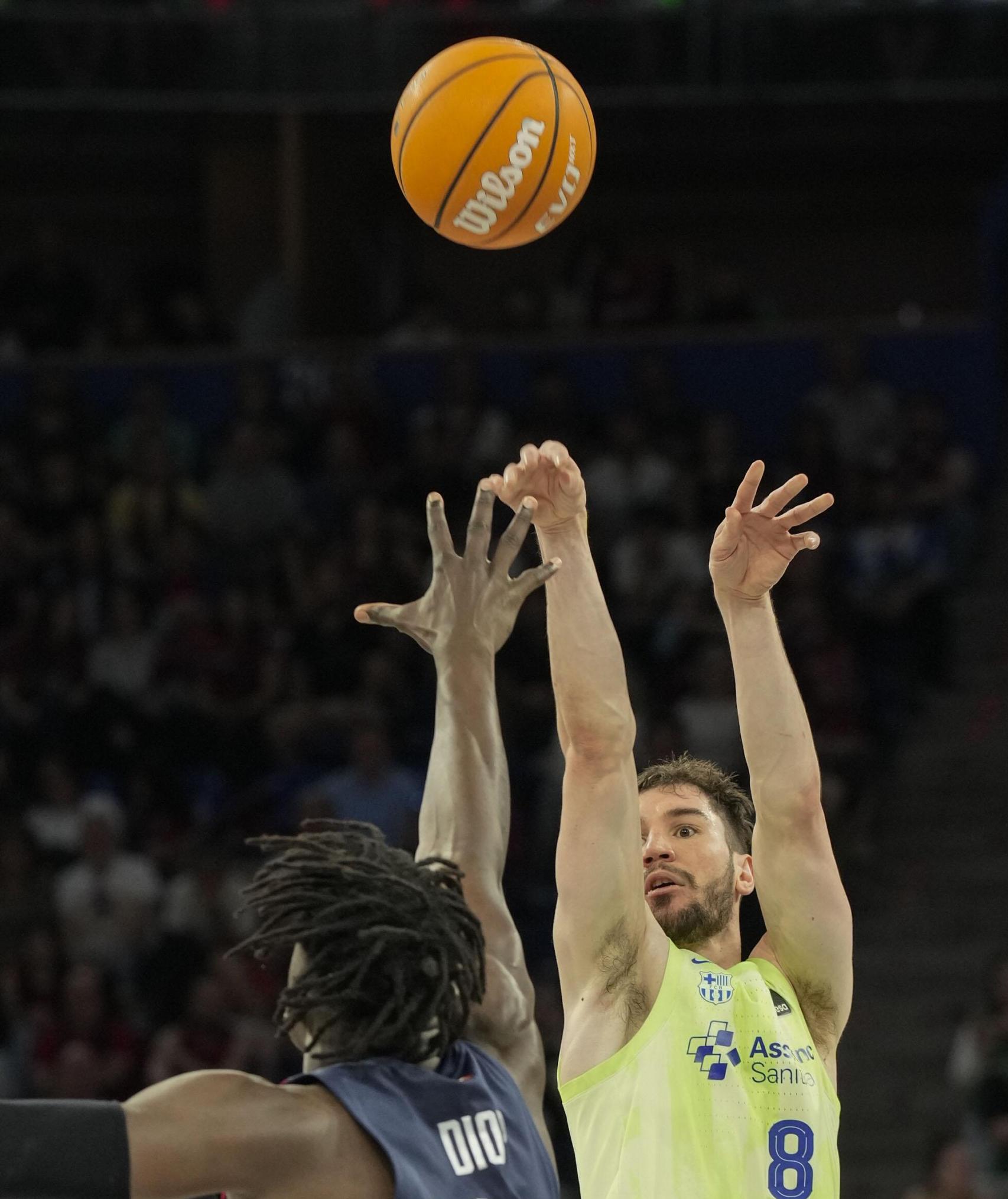 Darío Brizuela lanza un tiro en el Baskonia-Barça de basket