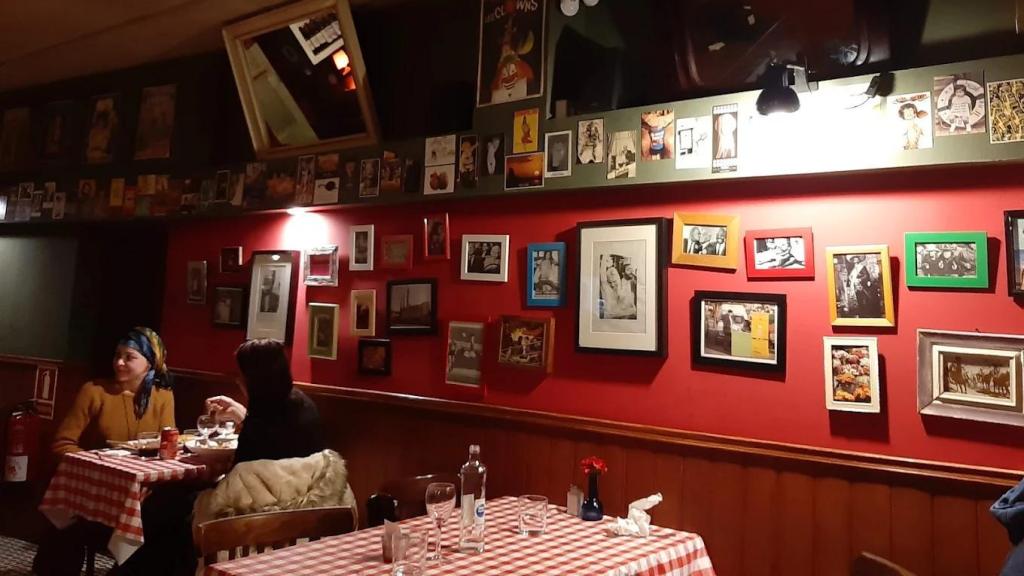 Interior del restaurante Bar La Plata, en el Gòtic