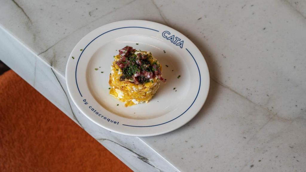 Huevos de corral rotos con trufa negra y salamino trufado de Catacroquet