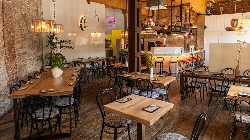 Interior del restaurante Catacroquet, en Poblenou