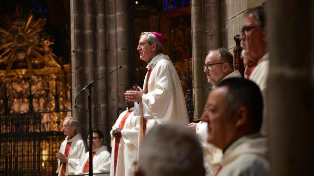 Más de 200 fieles se congregan en la Catedral de Barcelona para celebrar al nuevo Papa