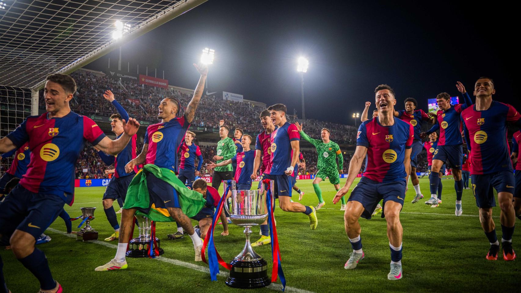 Los jugadores del Barça festejan con los culés en Montjuïc el triplete nacional de Liga, Copa y Supercopa