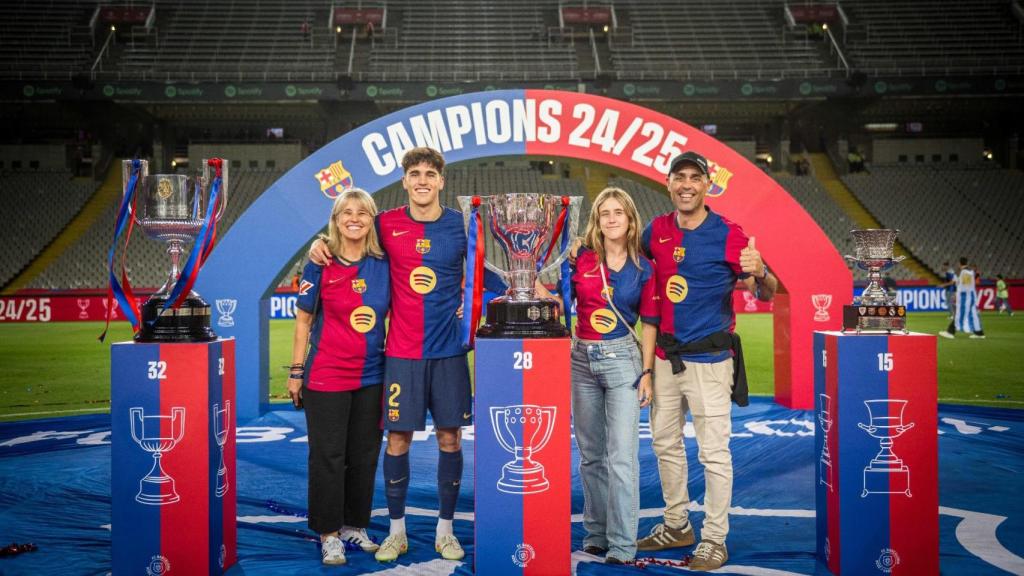 Pau Cubarsí junto a su familia en la celebración de la Liga