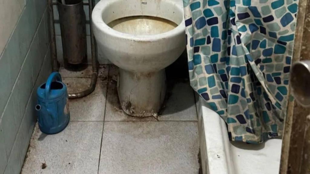 Suciedad en el interior de un lavabo del supermercado de L'Hospitalet de Llobregat