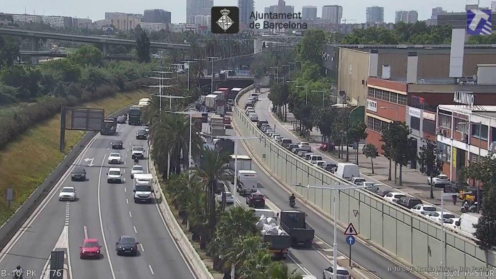 Accidente en la Ronda Litoral de Barcelona: un motorista herido y tres kilómetros de retenciones
