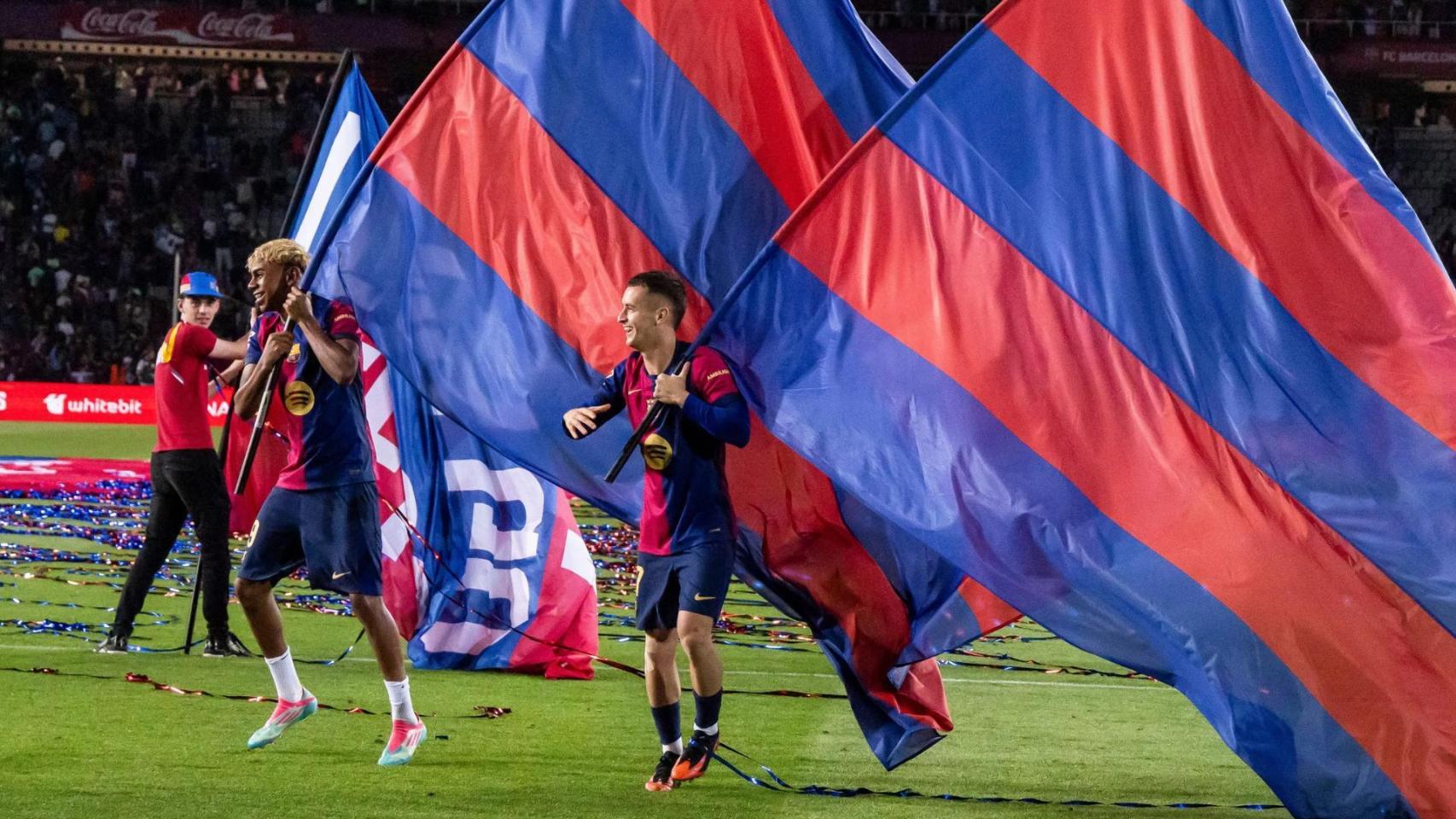 Lamine Yamal y Marc Casadó ondean banderas del Barça en la celebración de la Liga