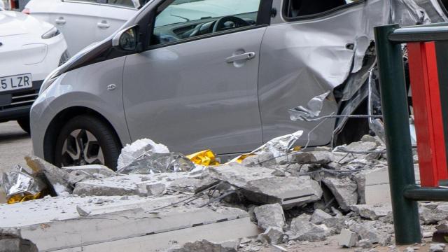 Imagen de los trozos de hormigón de la fachada