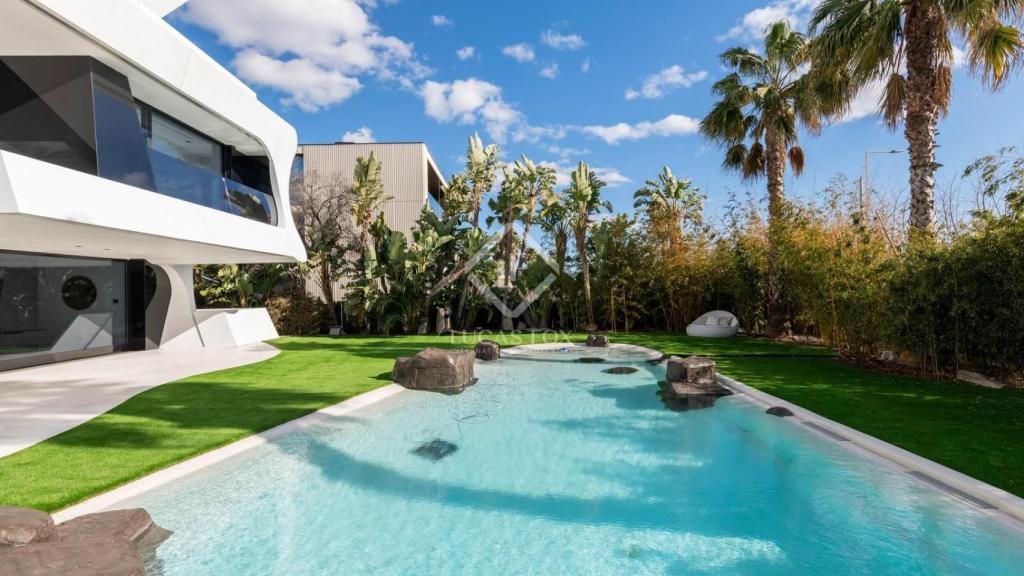 Imagen de la piscina exterior en la casa de Víctor Valdés en Gavà