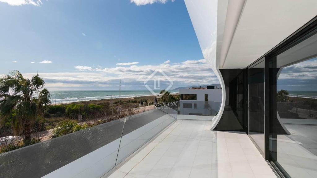 Una de las impresionantes terrazas de la casa de Víctor Valdés