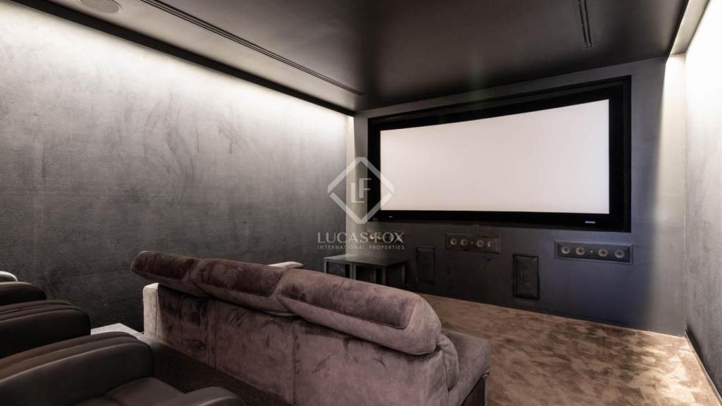 El cine en el interior de la casa de Víctor Valdés en Gavà