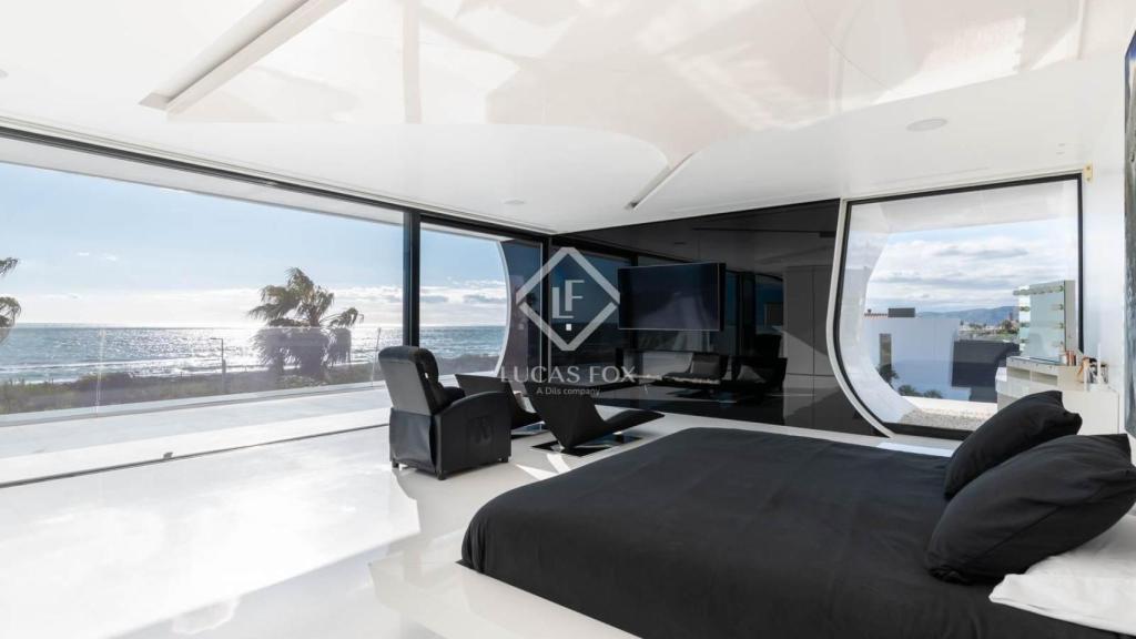 uno de los dormitorios de la casa de Víctor Valdés en Gavà