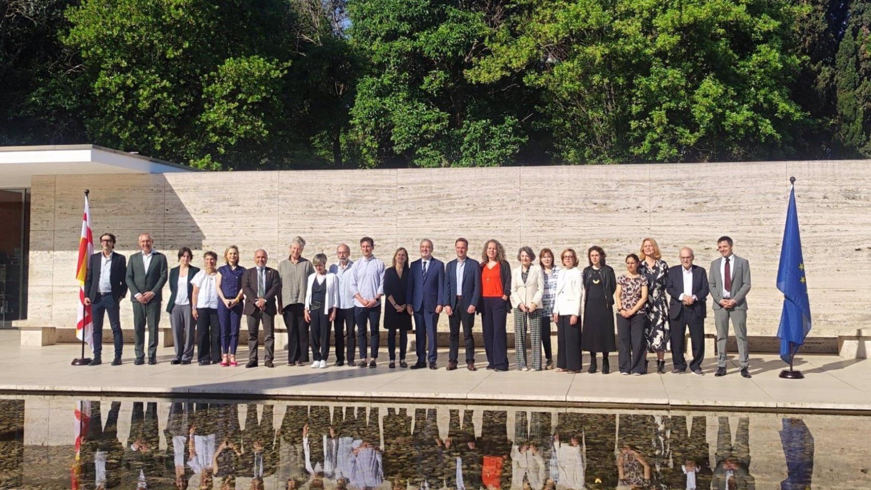 El alcalde de Barcelona, Jaume Collboni, junto a los miembros de el nuevo grupo de expertos 'Europa Pròxima' en el pabellón Mies Van der Rohe.