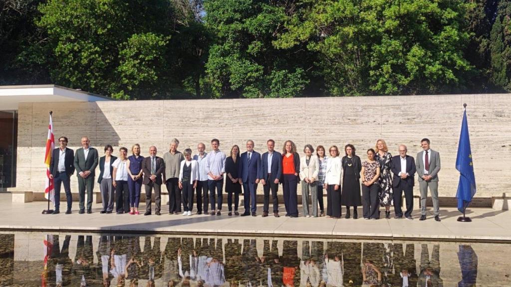El alcalde de Barcelona, Jaume Collboni, junto a los miembros de el nuevo grupo de expertos 'Europa Pròxima' en el pabellón Mies Van der Rohe.