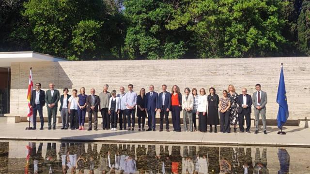 El alcalde de Barcelona, Jaume Collboni, junto a los miembros de el nuevo grupo de expertos 'Europa Pròxima' en el pabellón Mies Van der Rohe.