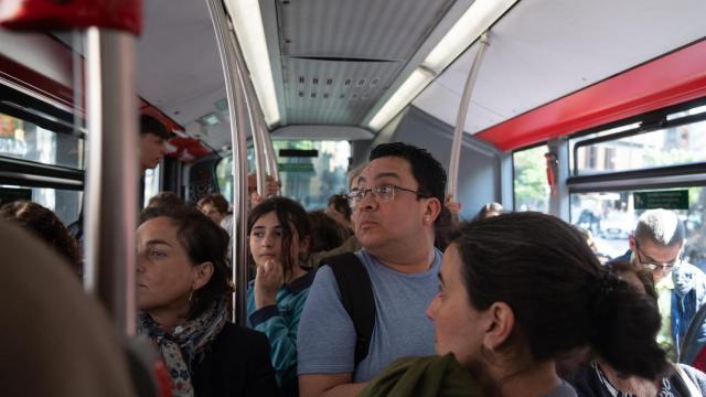 Personas en el interior de un bus de TMB