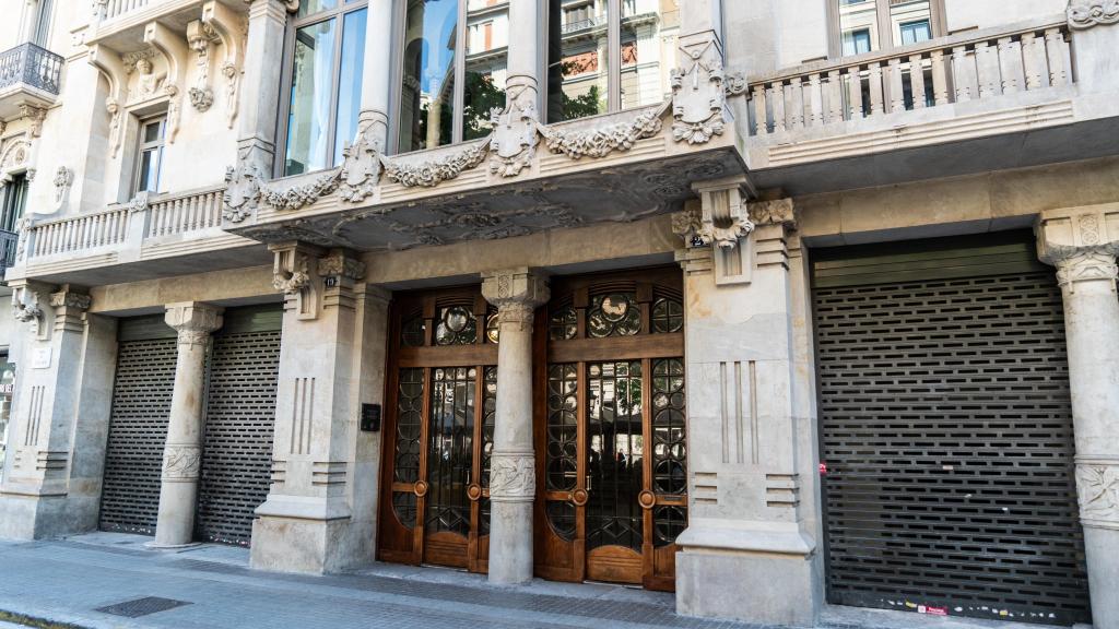 Bajos comerciales de la Casa Heribert Pons, en Rambla Catalunya