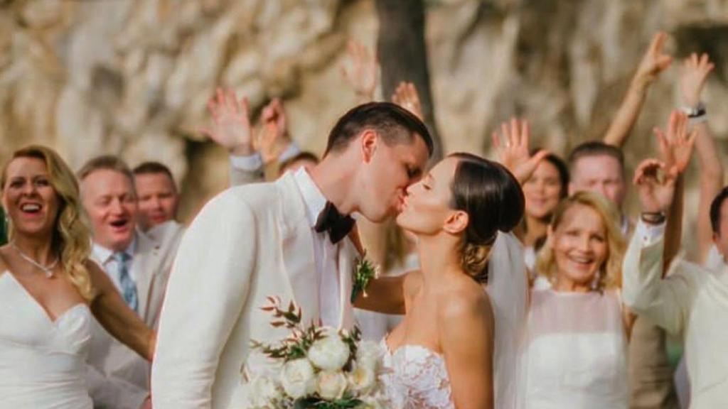 Wojceich Szczesny y su esposa Marina Luczenco se besan en su boda, en 2016