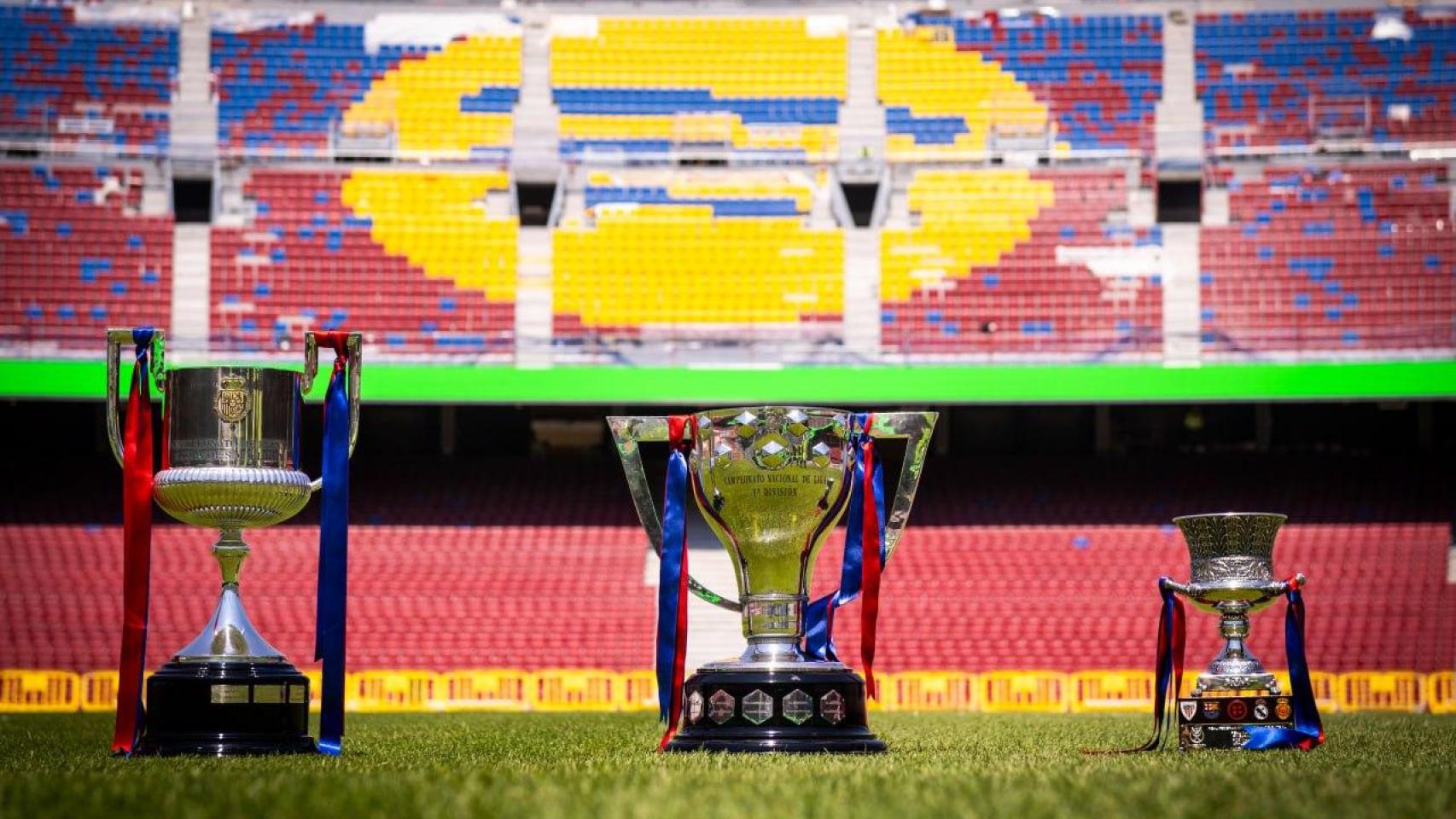 Los trofeos de Copa del Rey, Liga y Supercopa, en el césped del nuevo Camp Nou