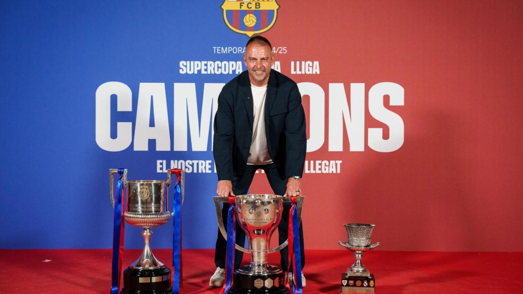 Hansi Flick posa con el triplete nacional de títulos levantado por el Barça en la temporada 2024-25