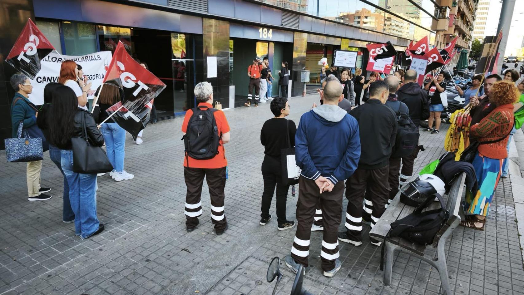 Manifestación de trabajadores de teleasistencia de ASISPA -SUARA