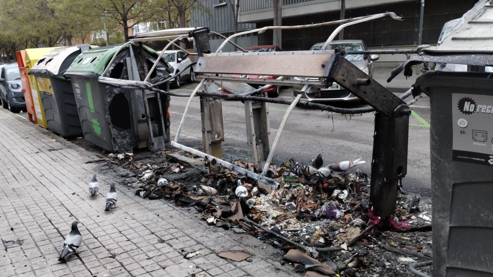 Batería de contenedores quemados en Viladecans