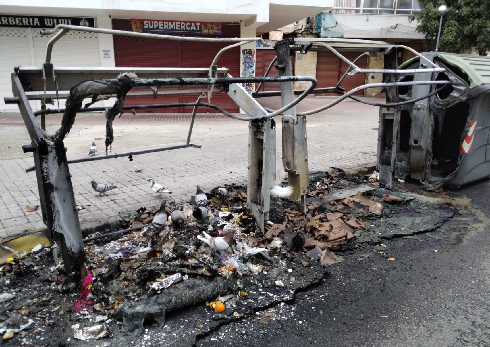 Bateria de contenidors cremats a Viladecans