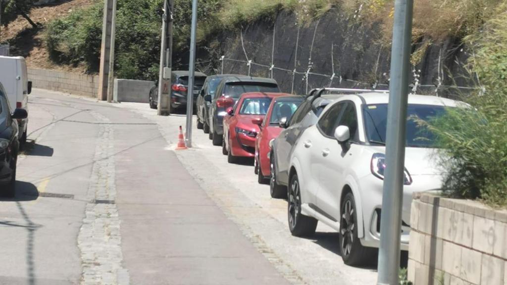 Cotxes aparcats en un carrer de Torre Baró