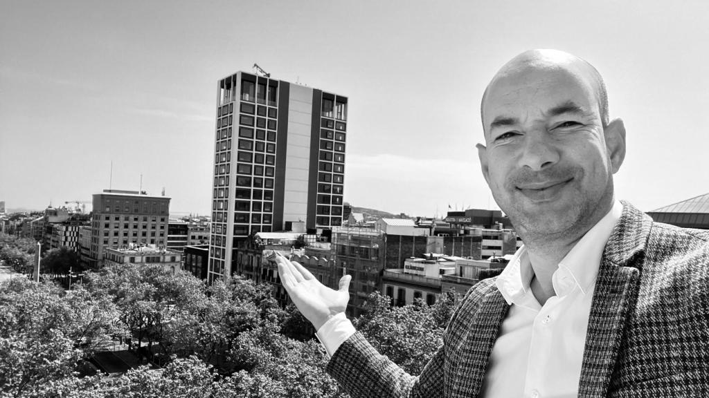 Jayro Rodriguez, con Barcelona de fondo