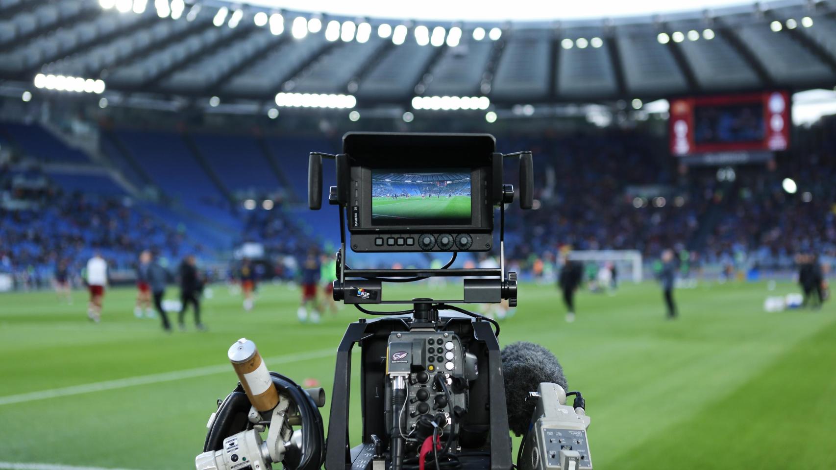 Una cámara de televisión en un estadio de fútbol