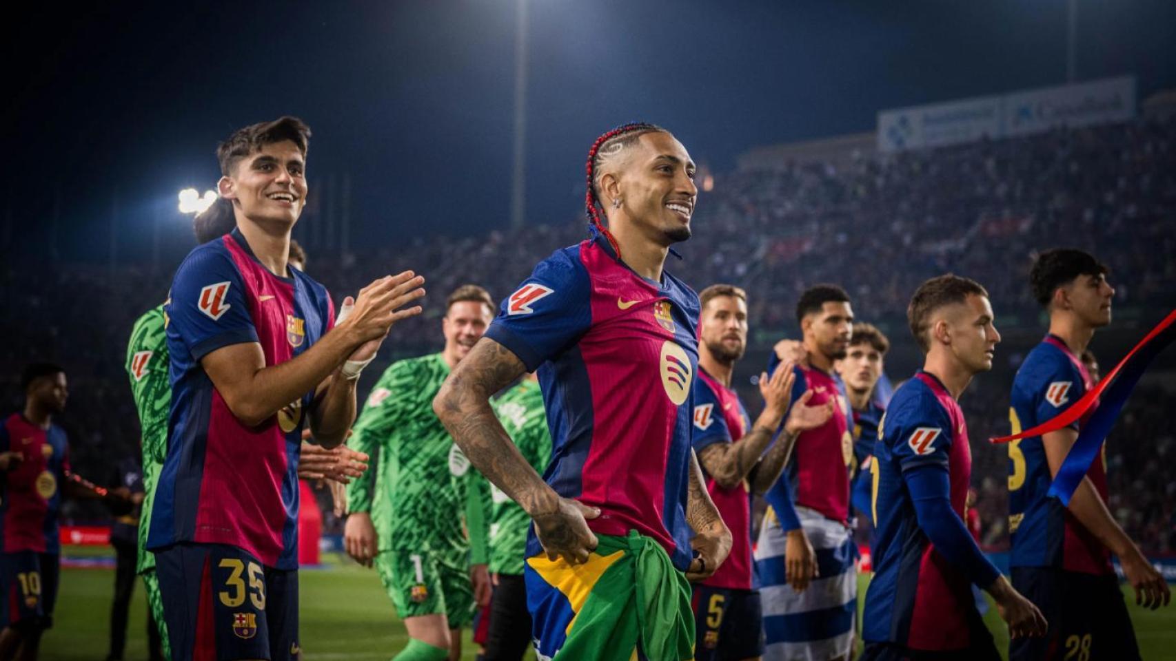 Gerard Martín, Raphinha y el resto de jugadores del Barça celebran con los culés la consecución del triplete nacional