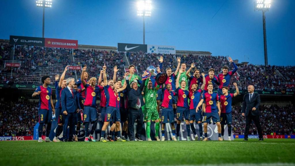 Los jugadores del Barça celebran el título de Liga en Montjuïc