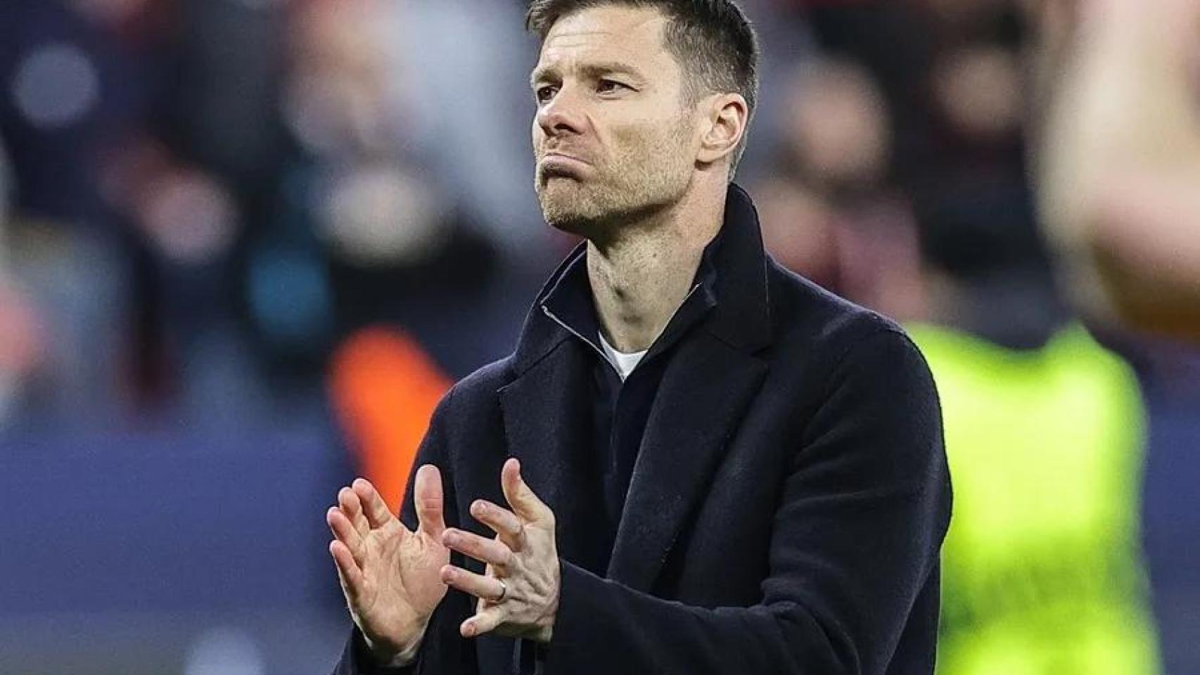 Xabi Alonso aplaude a la afición del Bayer Leverkusen