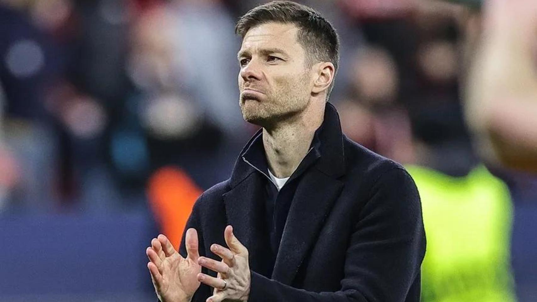 Xabi Alonso aplaude a la afición del Bayer Leverkusen