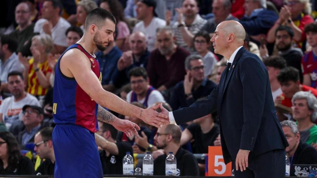 Joan Peñarroya da la mano a Willy Hernangómez en el Barça de basket