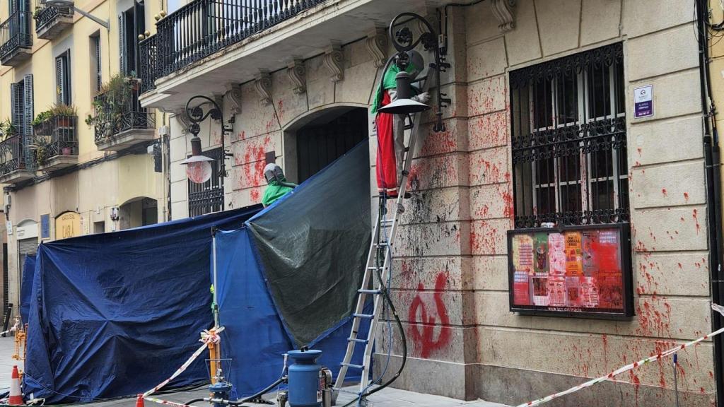 La fachada de la sede del distrito de Gràcia, vandalizada