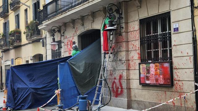 La fachada de la sede del distrito de Gràcia, vandalizada